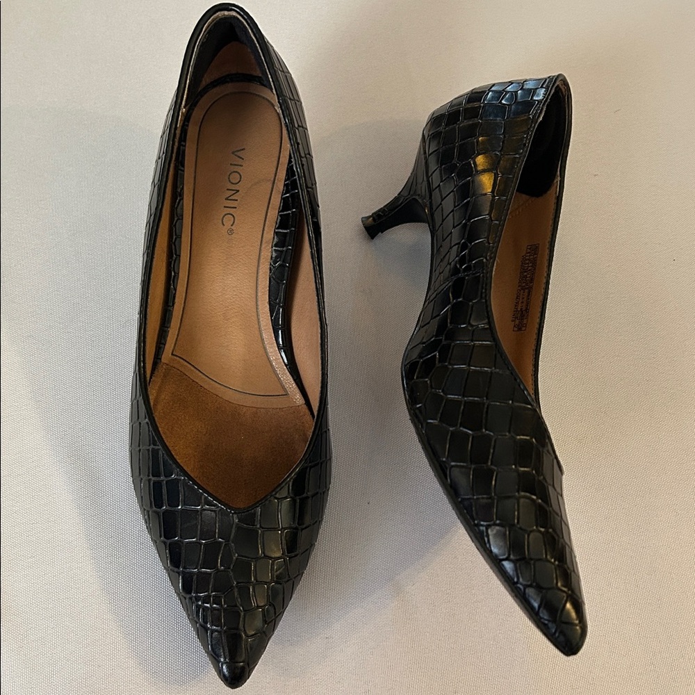 Vionic Black Croc-Embossed Pointed Toe Kitten Heels